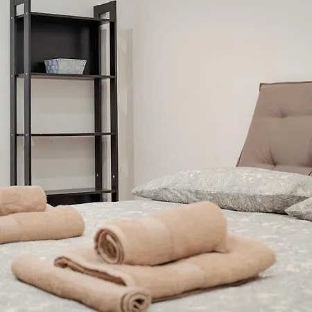 Centro Storico Moderno Trilocale Con Balcone Trieste