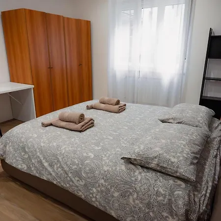 Centro Storico Moderno Trilocale Con Balcone Trieste