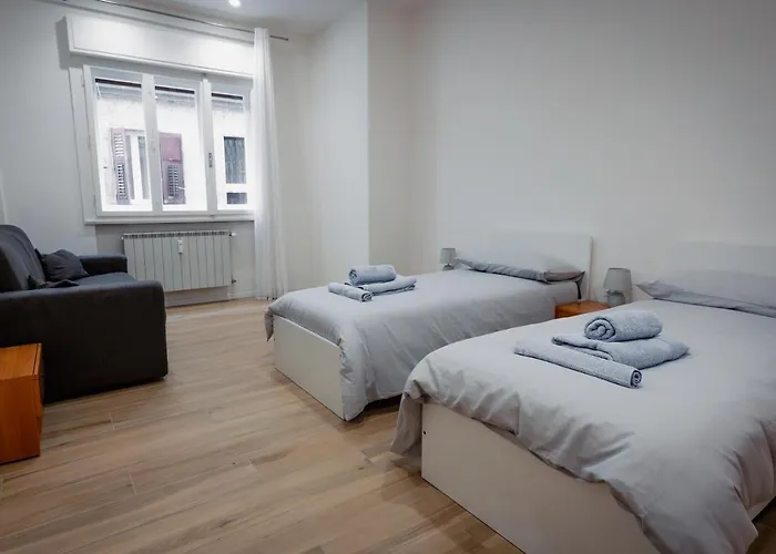 Centro Storico Moderno Trilocale Con Balcone Trieste