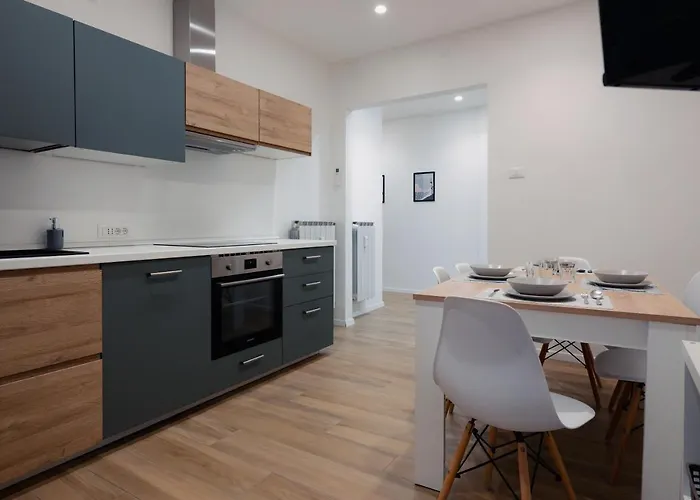 Centro Storico Moderno Trilocale Con Balcone Trieste