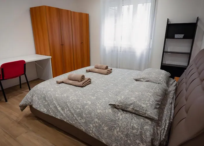 Centro Storico Moderno Trilocale Con Balcone Trieste